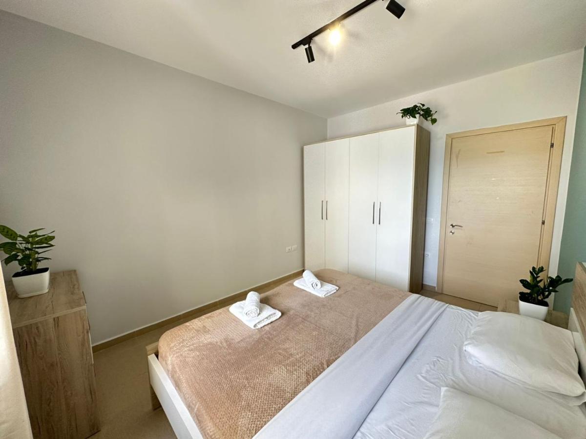 Trea Accomodations - On Private Beach With Sunbed & Umbrella Vlorë Eksteriør bilde