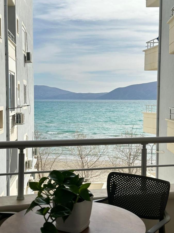 Trea Accomodations - On Private Beach With Sunbed & Umbrella Vlorë Eksteriør bilde